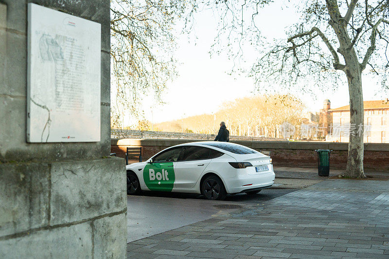 Bolt移动应用程序特斯拉Model 3汽车